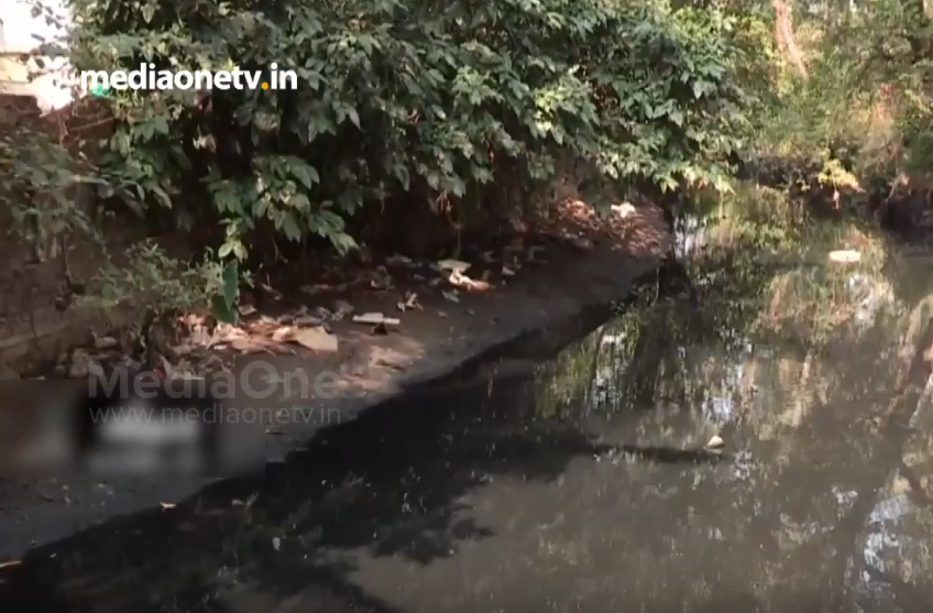 ദുര്‍ഗന്ധം മൂലം ഭക്ഷണം കഴിക്കാന്‍ പോലും സാധിക്കുന്നില്ല, കൂടാതെ രോഗങ്ങളും; ചക്കംകണ്ടത്തുകാരുടെ ജീവിതം മുട്ടിച്ച് മാലിന്യക്കൂമ്പാരം