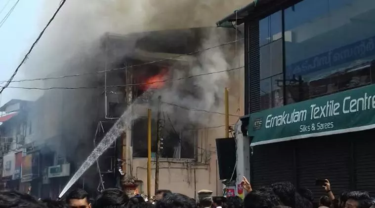 മിഠായിത്തെരുവില്‍ അനധികൃത പാര്‍ക്കിംഗ്; ഫയര്‍ഫോഴ്സിനും ബുദ്ധിമുട്ടാകുന്നു