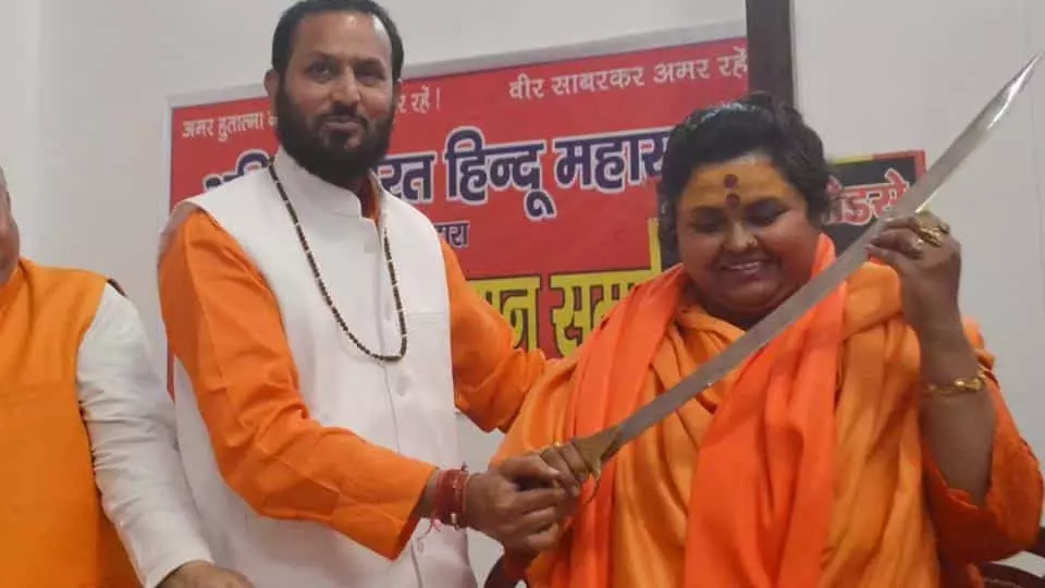 ഗാന്ധി വധം പുനരാവിഷ്കരിച്ച പൂജ പാണ്ഡെയെ ഉടവാള്‍ നല്‍കി ആദരിച്ച് ഹിന്ദുമഹാസഭ 