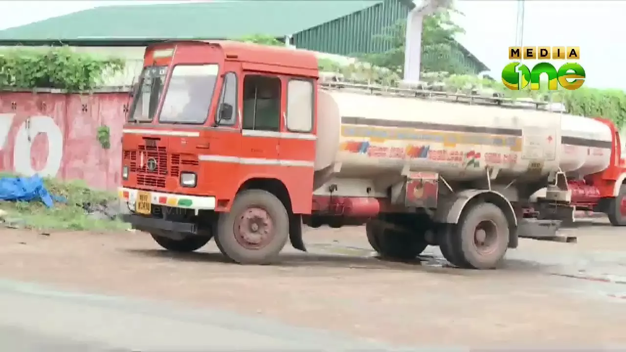 ഐ.ഒ.സി ടാങ്കര്‍ ലോറി ജീവനക്കാരുടെ സമരം  മറ്റു ഡിപ്പോകളിലേക്കും വ്യാപിപ്പിക്കുന്നു