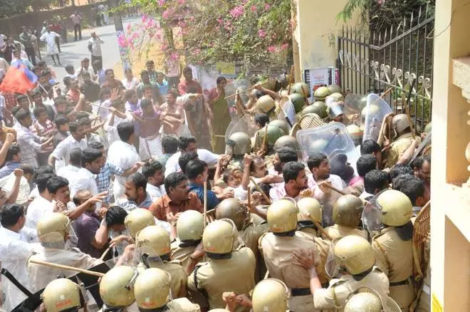 കാസര്കോട് ജില്ലയുടെ വടക്കന് ഭാഗങ്ങളില് സാമുദായിക കലാപമുണ്ടാക്കാന് സംഘ്പരിവാര് ശ്രമമെന്ന് സി.പി.എം കാസര്കോട് ജില്ലയുടെ വടക്കന് ഭാഗങ്ങളില് സാമുദായിക കലാപമുണ്ടാക്കാന് സംഘ്പരിവാര് ശ്രമമെന്ന് സി.പി.എം