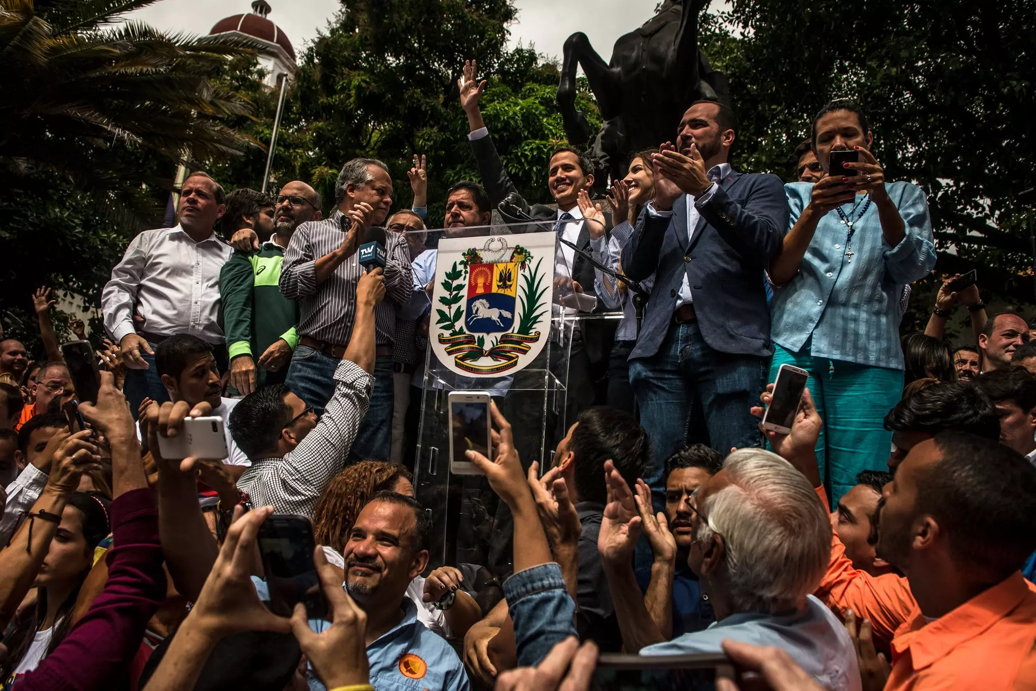 വെനിസ്വേലയില്‍ അധികാര വടംവലി ശക്തമാകുന്നു; രാജ്യത്തിന്റെ രാഷ്ട്രപതി താനാണെന്ന് പ്രഖ്യാപിച്ച് പ്രതിപക്ഷനേതാവ് വാന് ഗെയ്ഡോ