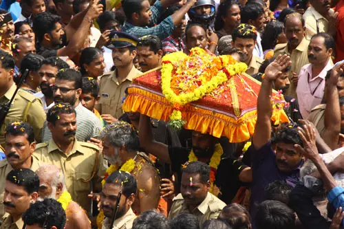 പ്രതിഷേധ പരിപാടികളില് പങ്കാളികളായവരും ക്രിമിനല് പശ്ചാത്തലം ഉള്ളവരും തിരുവാഭരണ ഘോഷയാത്രയെ അനുഗമിക്കരുതെന്ന് പൊലീസ് പ്രതിഷേധ പരിപാടികളില് പങ്കാളികളായവരും ക്രിമിനല് പശ്ചാത്തലം ഉള്ളവരും തിരുവാഭരണ ഘോഷയാത്രയെ അനുഗമിക്കരുതെന്ന് പൊലീസ്