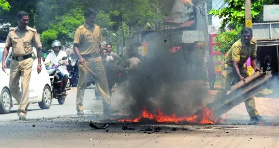 ഹര്ത്താലിന് പിന്നാലെ സംസ്ഥാനത്ത് പലയിടത്തും സംഘര്ഷം; വീടുകള്ക്ക് നേരെ അക്രമം, ബോംബേറ് ഹര്ത്താലിന് പിന്നാലെ സംസ്ഥാനത്ത് പലയിടത്തും സംഘര്ഷം; വീടുകള്ക്ക് നേരെ അക്രമം, ബോംബേറ്