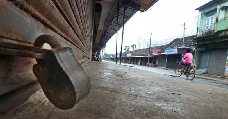 പോലീസ് സംരക്ഷണം ഉറപ്പ് നല്കിയാല് മാത്രമേ ഇനി ഹര്ത്താല് ദിനത്തില് കടകള് തുറക്കുകയുള്ളൂവെന്ന് വ്യാപാരികള് പോലീസ് സംരക്ഷണം ഉറപ്പ് നല്കിയാല് മാത്രമേ ഇനി ഹര്ത്താല് ദിനത്തില് കടകള് തുറക്കുകയുള്ളൂവെന്ന് വ്യാപാരികള്