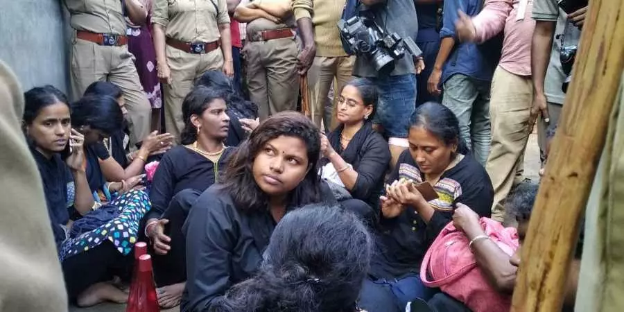 മനിതി സംഘത്തിനു നേരെ കലിയടങ്ങാതെ സംഘ്പരിവാര് മനിതി സംഘത്തിനു നേരെ കലിയടങ്ങാതെ സംഘ്പരിവാര്