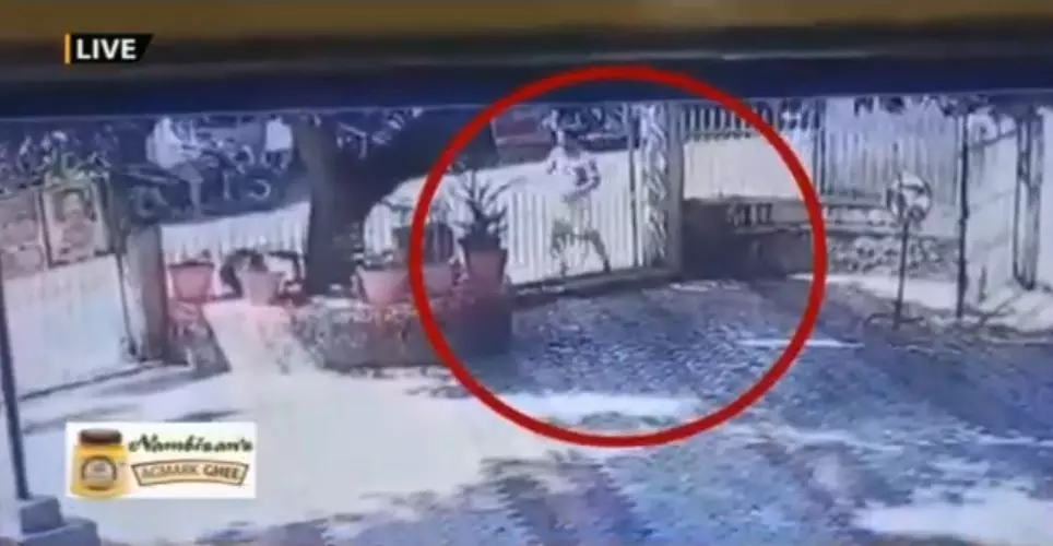 പൊലീസ് സ്റ്റേഷന് നേരെ ആര്.എസ്.എസ് ജില്ലാ പ്രചാരക് ബോംബെറിയുന്നതിന്റെ ദൃശ്യങ്ങള് പുറത്ത് പൊലീസ് സ്റ്റേഷന് നേരെ ആര്.എസ്.എസ് ജില്ലാ പ്രചാരക് ബോംബെറിയുന്നതിന്റെ ദൃശ്യങ്ങള് പുറത്ത്