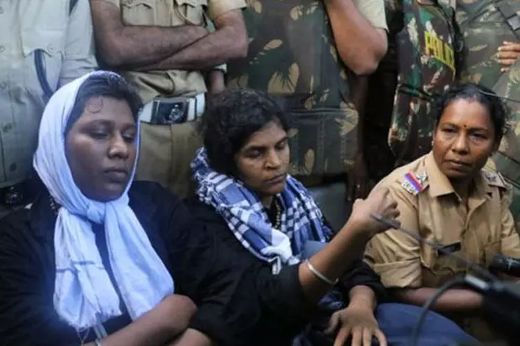 മല കയറാന് ബിന്ദുവും കനക ദുര്ഗ്ഗയും വീണ്ടുമെത്തും; മകരവിളക്കിന് കൂടുതല് യുവതികള് എത്തിയേക്കും മല കയറാന് ബിന്ദുവും കനക ദുര്ഗ്ഗയും വീണ്ടുമെത്തും; മകരവിളക്കിന് കൂടുതല് യുവതികള് എത്തിയേക്കും