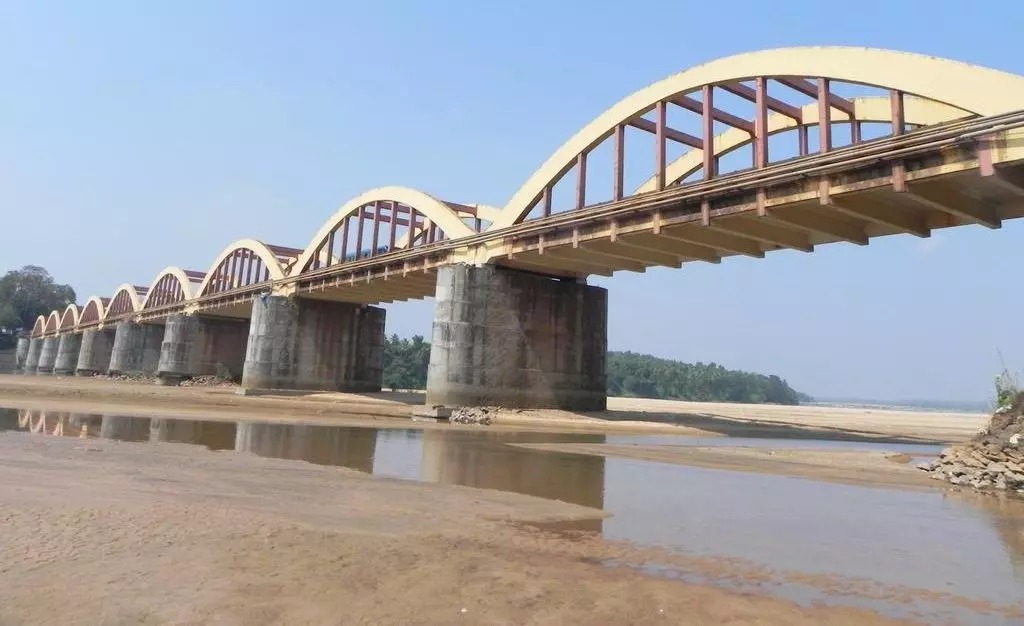 ദുരിതം വിതച്ച് കുറ്റിപ്പുറം മിനി പമ്പയിലെ ടോയ്ലറ്റുകള്; പ്രതിഷേധവുമായി നാട്ടുകാര് ദുരിതം വിതച്ച് കുറ്റിപ്പുറം മിനി പമ്പയിലെ ടോയ്ലറ്റുകള്; പ്രതിഷേധവുമായി നാട്ടുകാര്