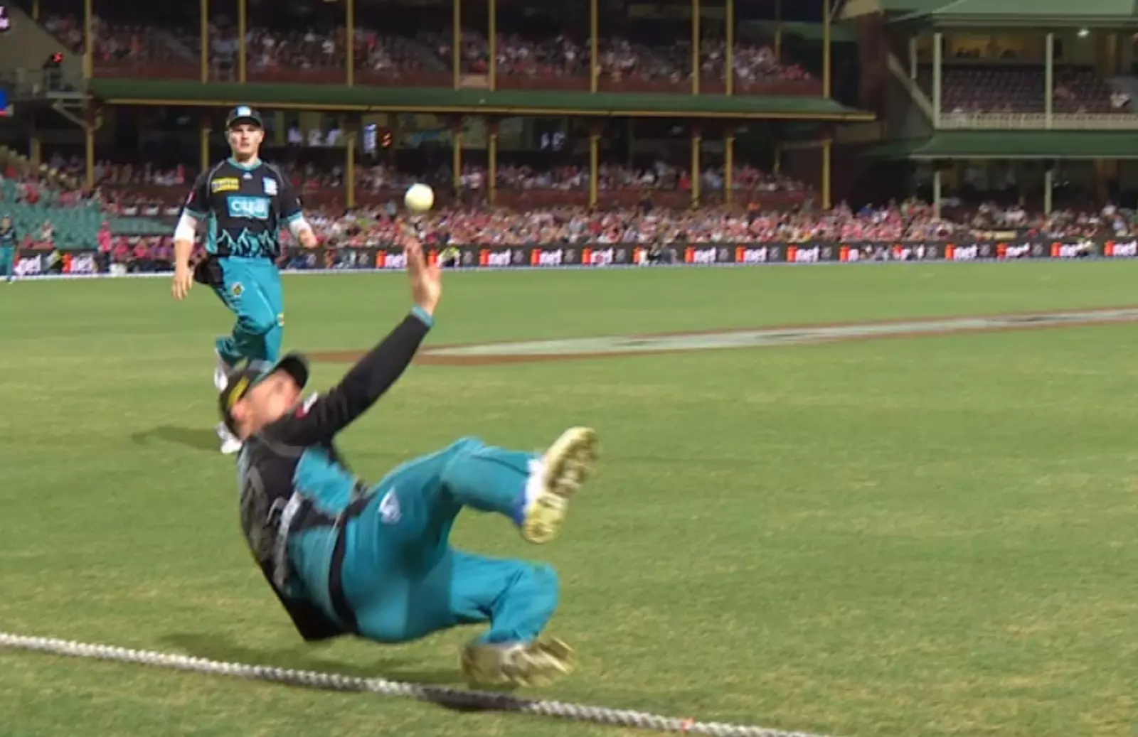 ക്യാച്ച് വിട്ടാലെന്താ? ബൗണ്ടറി ലൈനില് മക്കല്ലത്തിന്റെ അമ്പരപ്പിക്കുന്ന പ്രകടനം ക്യാച്ച് വിട്ടാലെന്താ? ബൗണ്ടറി ലൈനില് മക്കല്ലത്തിന്റെ അമ്പരപ്പിക്കുന്ന പ്രകടനം