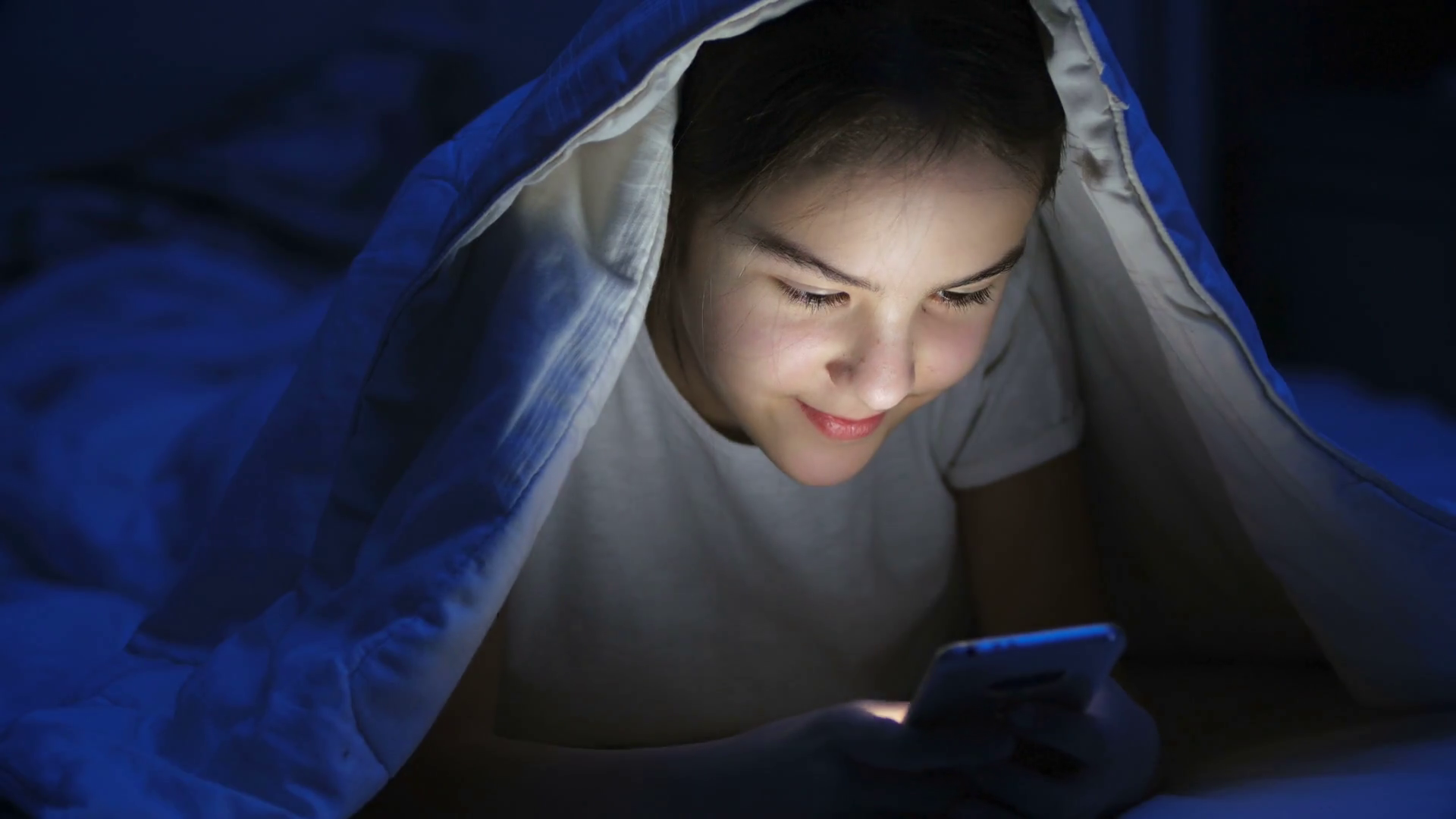 Под одеялом сестренкой. Телефон под одеялом. Девушка с фонариком под одеялом. Одеяло для подростка. Ребенок с телефоном под одеялом.