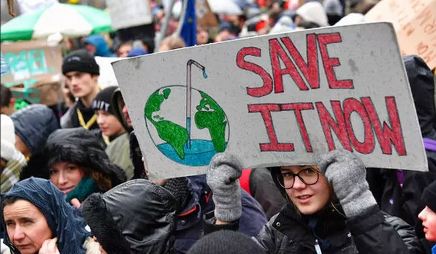 ഭൂമിയെ രക്ഷിക്കാന് ആഹ്വാനം ചെയ്ത് ബെല്ജിയത്തില് പടുകൂറ്റന് റാലി ഭൂമിയെ രക്ഷിക്കാന് ആഹ്വാനം ചെയ്ത് ബെല്ജിയത്തില് പടുകൂറ്റന് റാലി