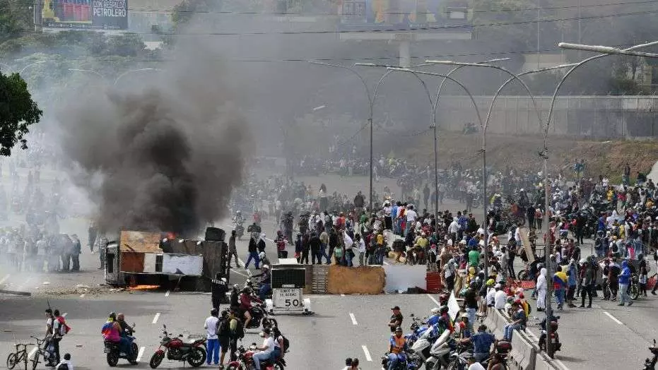 രാഷ്ട്രീയ പ്രതിസന്ധിയില് ഉലഞ്ഞ് വെനസ്വേല രാഷ്ട്രീയ പ്രതിസന്ധിയില് ഉലഞ്ഞ് വെനസ്വേല