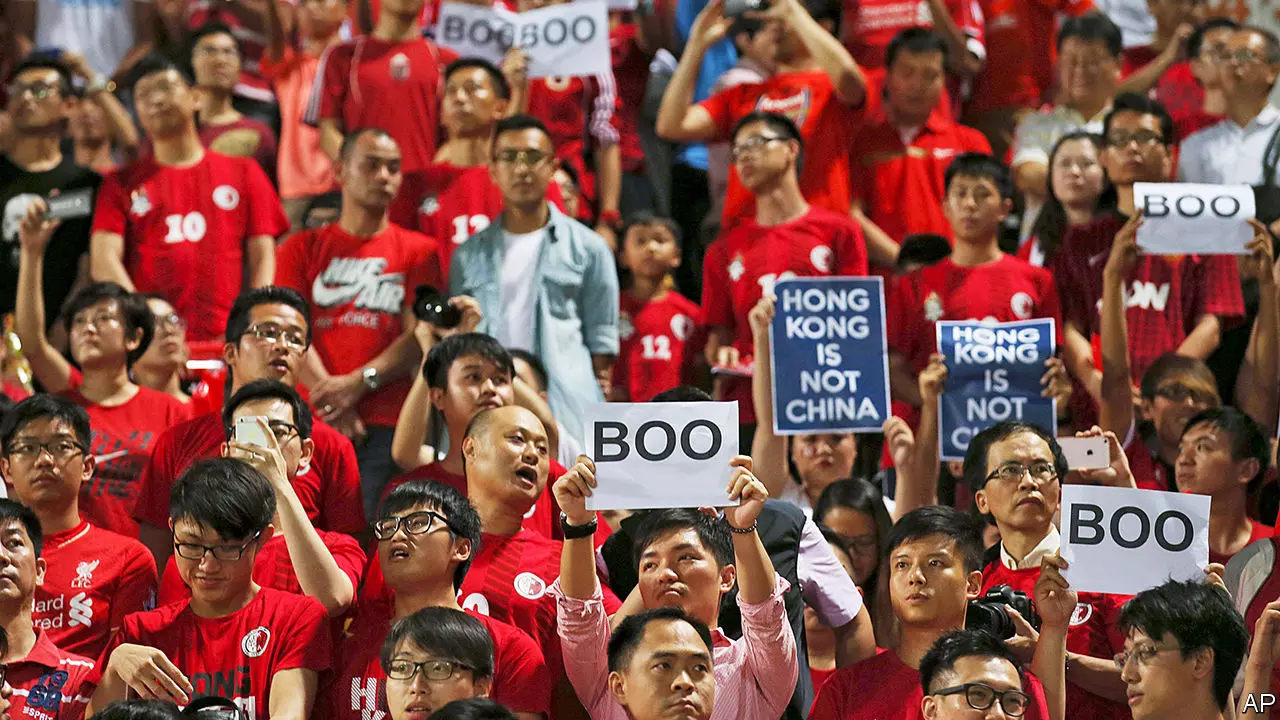 ചെെനയുടെ ദേശീയ ഗാനത്തെ അവഹേളിക്കുന്നവര്ക്ക് കടുത്ത ശിക്ഷ നല്കാനൊരുങ്ങി ഹോങ്കോങ് ചെെനയുടെ ദേശീയ ഗാനത്തെ അവഹേളിക്കുന്നവര്ക്ക് കടുത്ത ശിക്ഷ നല്കാനൊരുങ്ങി ഹോങ്കോങ്