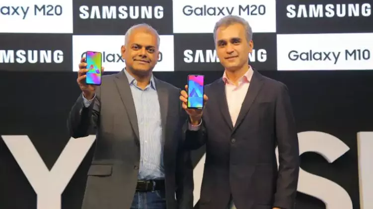 കേട്ടതിനും അപ്പുറം പ്രത്യേകതകളുണ്ടോ? സാംസങിന്റെ എം പരമ്പരയിലെ ഫോണുകള് പുറത്തിറക്കി കേട്ടതിനും അപ്പുറം പ്രത്യേകതകളുണ്ടോ? സാംസങിന്റെ എം പരമ്പരയിലെ ഫോണുകള് പുറത്തിറക്കി