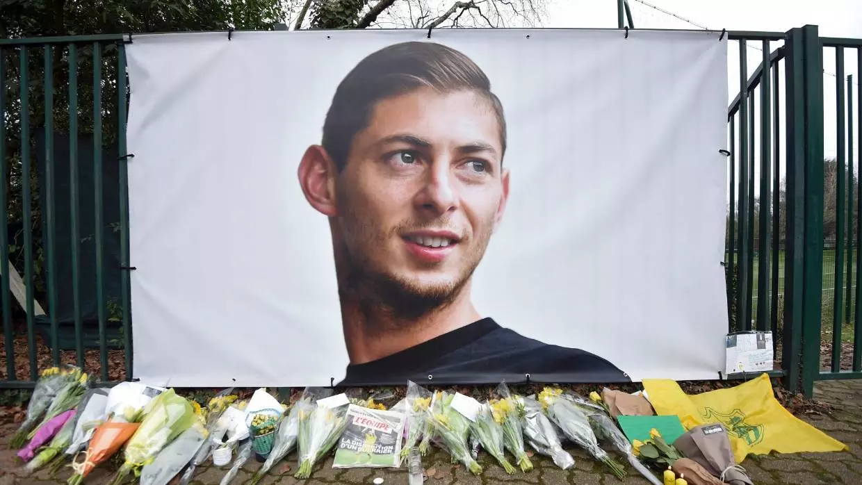 ഒമ്പതാം മിനിറ്റില് കളി നിര്ത്തിവെച്ചു; സലായുടെ ഓര്മ്മകളില് കണ്ണീര് വെടിഞ്ഞ് നാന്റസ് ഒമ്പതാം മിനിറ്റില് കളി നിര്ത്തിവെച്ചു; സലായുടെ ഓര്മ്മകളില് കണ്ണീര് വെടിഞ്ഞ് നാന്റസ്