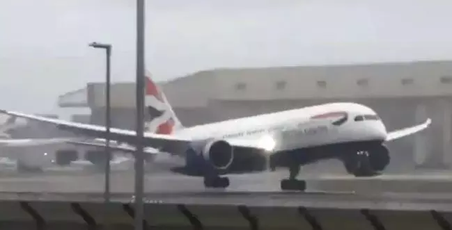 ലാന്ഡിങിനിടെ ‘നിലത്തിടിച്ച്’ വീണ്ടും പൊങ്ങിപ്പറന്ന് ഹൈദരാബാദ് - ലണ്ടന് വിമാനം; വന് ദുരന്തം ഒഴിവായി ലാന്ഡിങിനിടെ ‘നിലത്തിടിച്ച്’ വീണ്ടും പൊങ്ങിപ്പറന്ന് ഹൈദരാബാദ് - ലണ്ടന് വിമാനം; വന് ദുരന്തം ഒഴിവായി