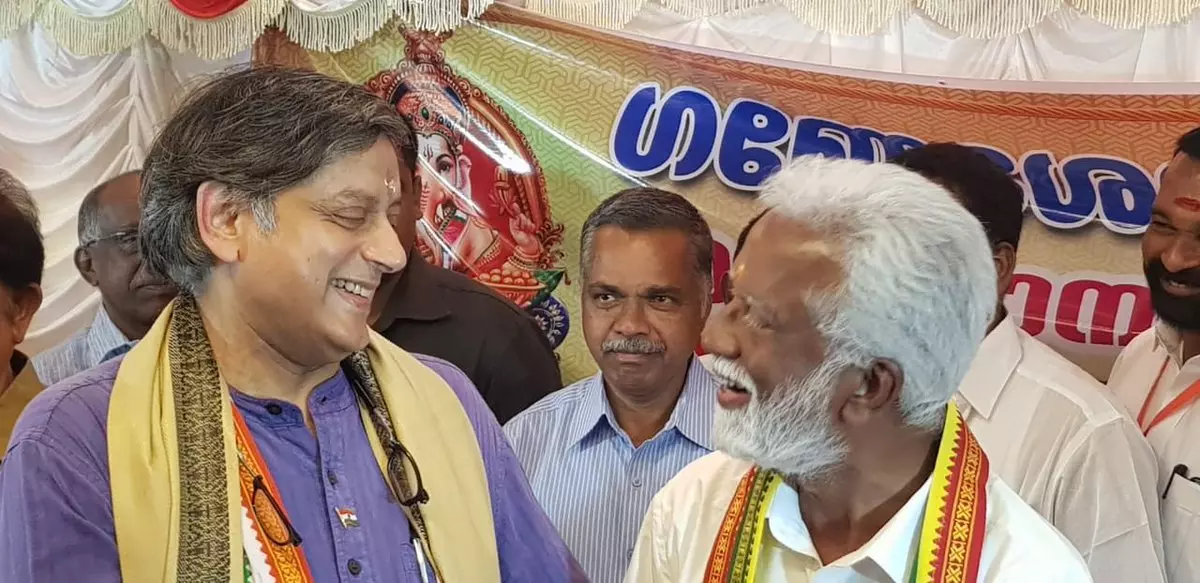 തരൂര് ഷാള് നല്കിയപ്പോള് താമരപ്പൂ തിരികെ നല്കി കുമ്മനം തരൂര് ഷാള് നല്കിയപ്പോള് താമരപ്പൂ തിരികെ നല്കി കുമ്മനം