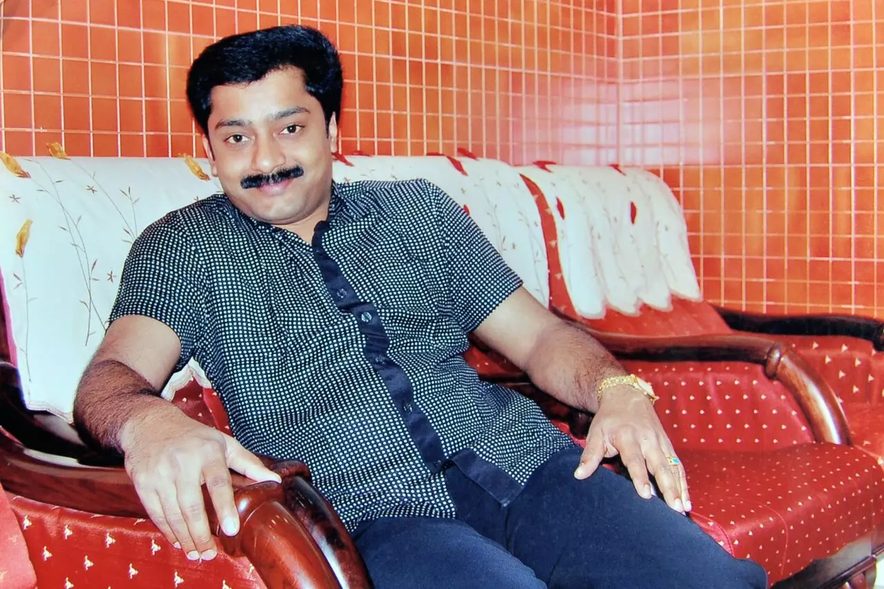 കണ്ണുമടച്ച് തല പ്രവീണിന് കൊടുത്തോളൂ... സ്വന്തം കണ്ണ് കൂടി കെട്ടി പ്രവീണ് തകര്പ്പന് ഹെയര് സ്റ്റൈലാക്കി തിരിച്ചുതരും കണ്ണുമടച്ച് തല പ്രവീണിന് കൊടുത്തോളൂ... സ്വന്തം കണ്ണ് കൂടി കെട്ടി പ്രവീണ് തകര്പ്പന് ഹെയര് സ്റ്റൈലാക്കി തിരിച്ചുതരും