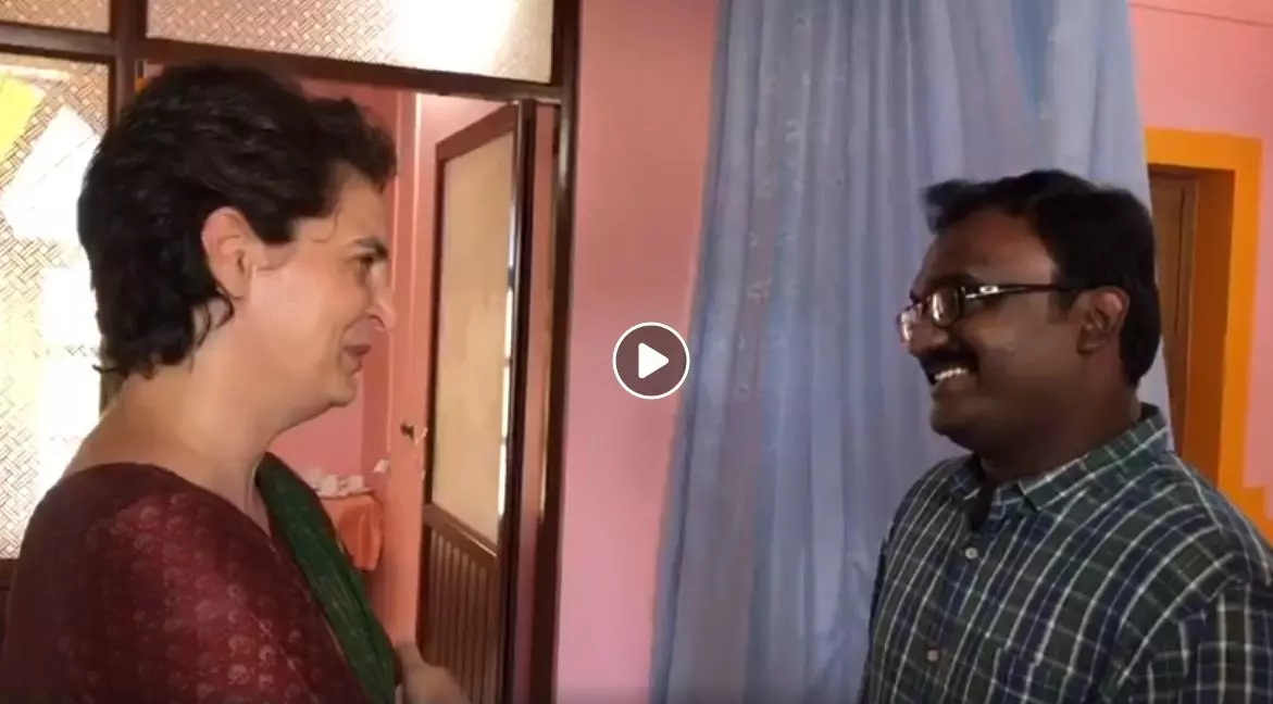 റോഡ് ഷോക്കിടെ വാഹനത്തില് നിന്നും വീണ് പരിക്കേറ്റ മാധ്യമപ്രവര്ത്തകനെ വീണ്ടും പ്രിയങ്ക കണ്ടപ്പോള് റോഡ് ഷോക്കിടെ വാഹനത്തില് നിന്നും വീണ് പരിക്കേറ്റ മാധ്യമപ്രവര്ത്തകനെ വീണ്ടും പ്രിയങ്ക കണ്ടപ്പോള്