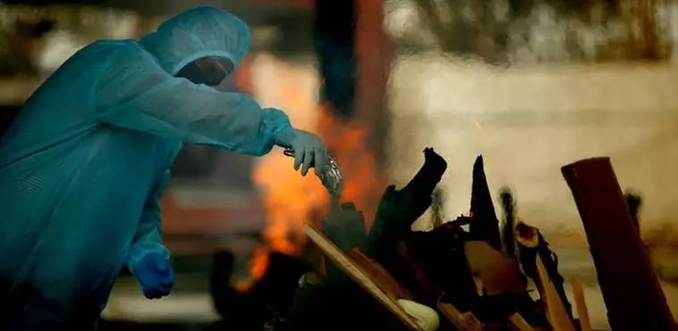 കോവിഡ് ബാധിച്ച് മരിച്ച ഒരാളുടെ മൃതദേഹത്തില് നിന്ന് മറ്റൊരാളിലേക്ക് കോവിഡ് പകരുമോ? കോവിഡ് ബാധിച്ച് മരിച്ച ഒരാളുടെ മൃതദേഹത്തില് നിന്ന് മറ്റൊരാളിലേക്ക് കോവിഡ് പകരുമോ?