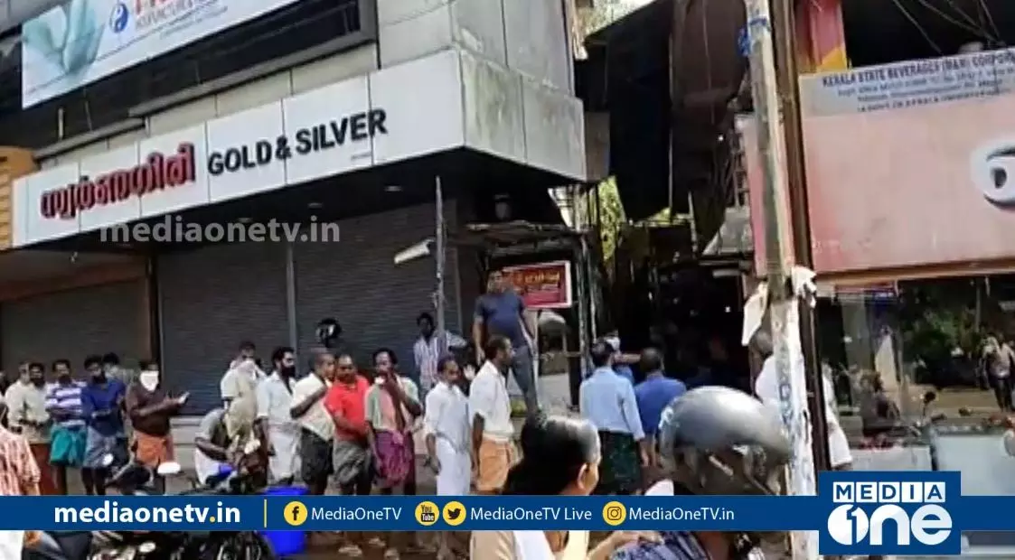 144 അനുസരിച്ച് കൂട്ടംകൂടി നില്‍ക്കാന്‍ പാടില്ല, അതിന് ഇത് കൂട്ടമല്ലല്ലോ.. വരിക്ക് നില്‍ക്കുകയല്ലെ...