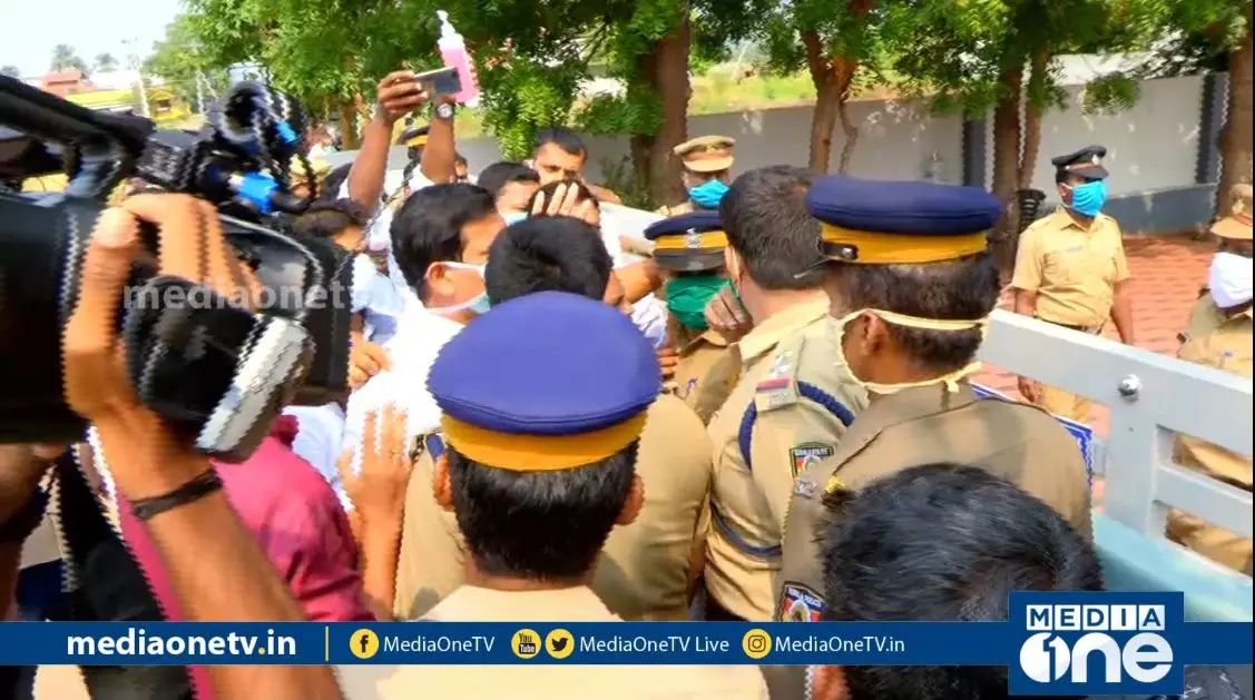 കൊറോണ ക്യാമ്പല്ല, ലേലമാണ്, അകത്ത് ആളില്ലെങ്കിലും പുറത്താളുണ്ട്..