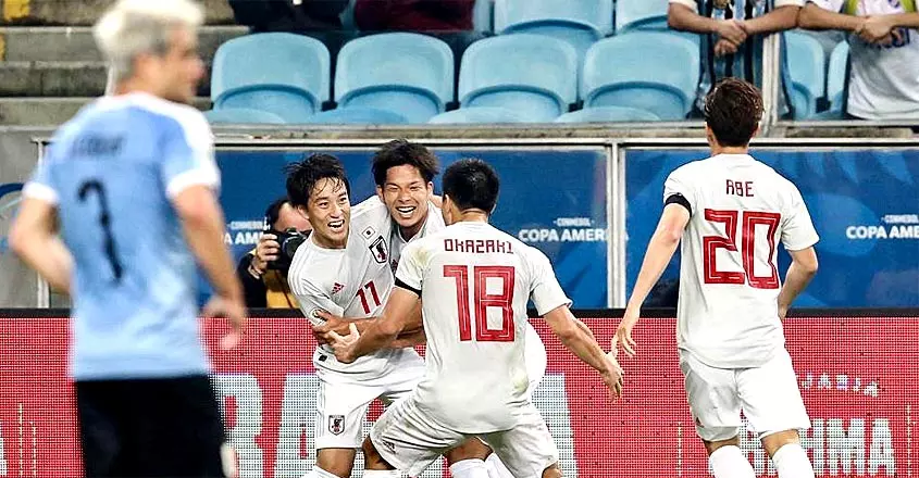 കോപ്പയില് മുന് ചാമ്പ്യന്മാരായ യുറുഗ്വെയെ സമനിലയില് തളച്ച് ജപ്പാന് കോപ്പയില് മുന് ചാമ്പ്യന്മാരായ യുറുഗ്വെയെ സമനിലയില് തളച്ച് ജപ്പാന്