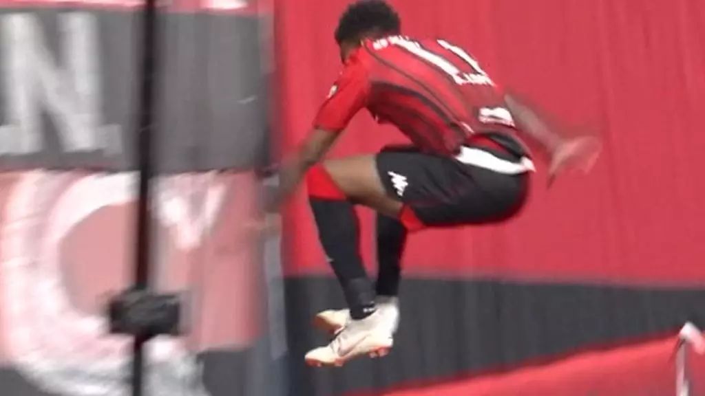 ഗോളടിച്ചതിന് ഇങ്ങനെയൊക്കെ ചാടിയാലോ? ഗോളടിച്ചതിന് ഇങ്ങനെയൊക്കെ ചാടിയാലോ?