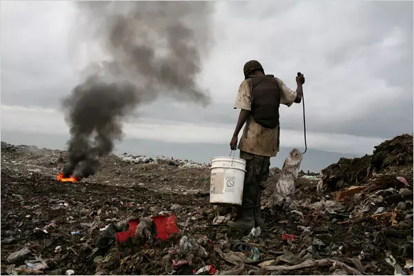 കടുത്ത സാമ്പത്തിക പ്രതിസന്ധിയില് ഹെയ്തി; ചെളി മണ്ണ് ഭക്ഷിച്ച് ജീവന് നിലനിര്ത്തി ജനങ്ങള് കടുത്ത സാമ്പത്തിക പ്രതിസന്ധിയില് ഹെയ്തി; ചെളി മണ്ണ് ഭക്ഷിച്ച് ജീവന് നിലനിര്ത്തി ജനങ്ങള്
