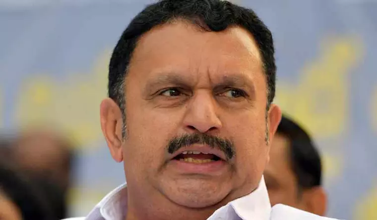 തകര്ന്നു വീണ വേദിയിലും തളരാതെ കെ.മുരളീധരന് തകര്ന്നു വീണ വേദിയിലും തളരാതെ കെ.മുരളീധരന്