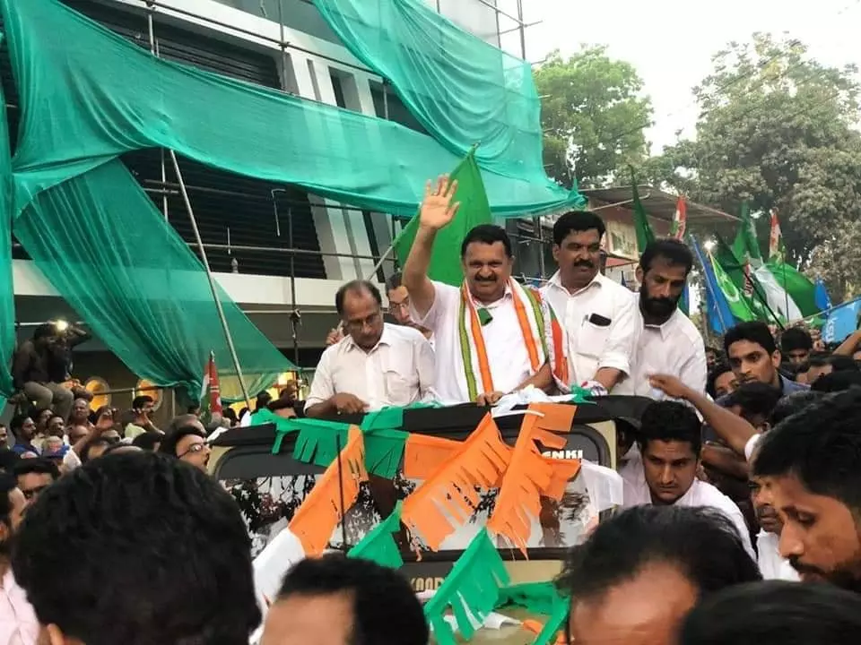 പ്രവര്‍ത്തകര്‍ക്ക് ആവേശമായി മുരളീധരന്റെ റോഡ് ഷോ