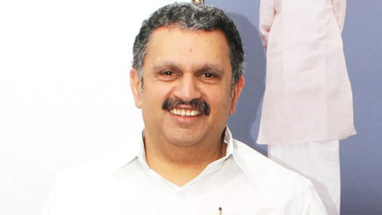 പോരിനിറങ്ങും മുമ്പ് കെ.മുരളീധരൻ അനുഗ്രഹം തേടി പാണക്കാട്ടെത്തി പോരിനിറങ്ങും മുമ്പ് കെ.മുരളീധരൻ അനുഗ്രഹം തേടി പാണക്കാട്ടെത്തി