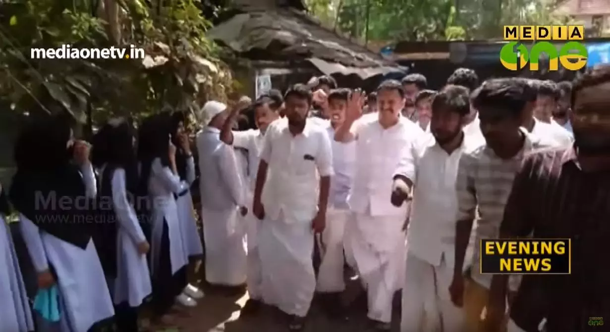 കെ മുരളീധരനെ പേരാമ്പ്ര സി.കെ.ജി കോളജില് എസ്.എഫ്.ഐക്കാര് തടഞ്ഞു കെ മുരളീധരനെ പേരാമ്പ്ര സി.കെ.ജി കോളജില് എസ്.എഫ്.ഐക്കാര് തടഞ്ഞു