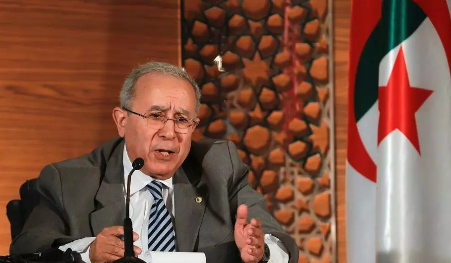 അള്ജീരിയന് പ്രസിഡന്റ് അധികാരം കൈമാറാന് തയാറാണെന്ന് അറിയിച്ച് ഉപ പ്രധാനമന്ത്രി അള്ജീരിയന് പ്രസിഡന്റ് അധികാരം കൈമാറാന് തയാറാണെന്ന് അറിയിച്ച് ഉപ പ്രധാനമന്ത്രി