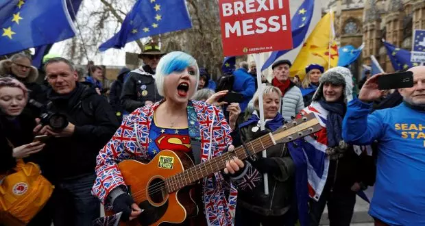 ബ്രക്സിറ്റില് പുകഞ്ഞ് ബ്രിട്ടന്; വീണ്ടും ഹിതപരിശോധന നടത്തണമെന്ന് ആവശ്യം ബ്രക്സിറ്റില് പുകഞ്ഞ് ബ്രിട്ടന്; വീണ്ടും ഹിതപരിശോധന നടത്തണമെന്ന് ആവശ്യം