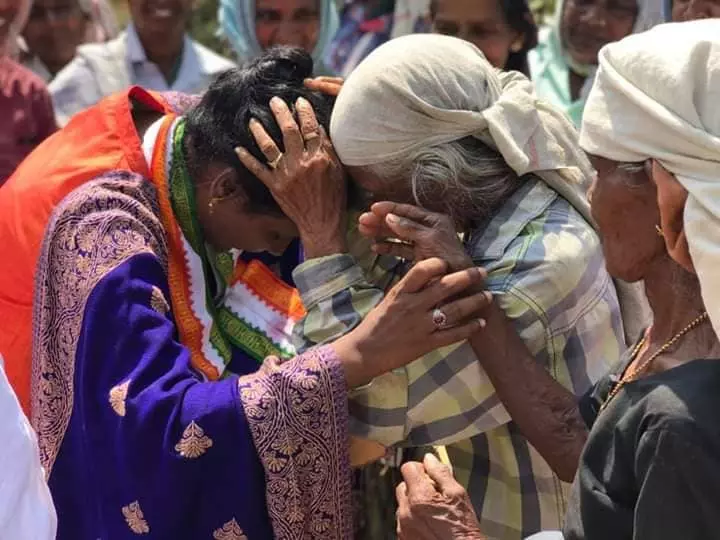 തമിഴ് വോട്ടര്മാര്ക്കിടയില് താരമായി രമ്യ ഹരിദാസ് തമിഴ് വോട്ടര്മാര്ക്കിടയില് താരമായി രമ്യ ഹരിദാസ്
