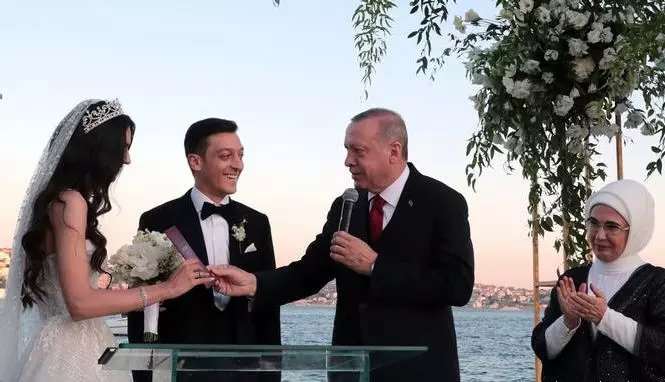 വിവാഹദിനം 1000 കുഞ്ഞുങ്ങളുടെ ചികിത്സാ ചെലവ് ഏറ്റെടുത്ത് ഓസിലും ഭാര്യയും വിവാഹദിനം 1000 കുഞ്ഞുങ്ങളുടെ ചികിത്സാ ചെലവ് ഏറ്റെടുത്ത് ഓസിലും ഭാര്യയും