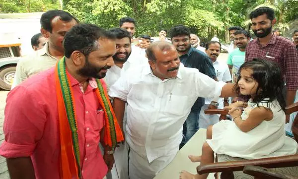 വോട്ടുചോദിച്ച് സുരേന്ദ്രന്‍ പി.സി ജോര്‍ജിന്‍റെ വീട്ടില്‍; എല്ലാ പിന്തുണയുമെന്ന് പി.സി