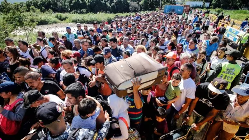 വെനസ്വേലന് അതിര്ത്തി തുറന്നതോടെ ഭക്ഷണത്തിനും മരുന്നിനുമായി ആയിരങ്ങള് കൊളംബിയയില് വെനസ്വേലന് അതിര്ത്തി തുറന്നതോടെ ഭക്ഷണത്തിനും മരുന്നിനുമായി ആയിരങ്ങള് കൊളംബിയയില്