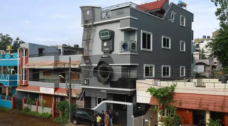 ഫോട്ടോഗ്രഫിയോട് പെരുത്തിഷ്ടം; ക്യാമറയുടെ രൂപത്തില് വീട് നിര്മ്മിച്ച് ഫോട്ടോഗ്രാഫര് ഫോട്ടോഗ്രഫിയോട് പെരുത്തിഷ്ടം; ക്യാമറയുടെ രൂപത്തില് വീട് നിര്മ്മിച്ച് ഫോട്ടോഗ്രാഫര്