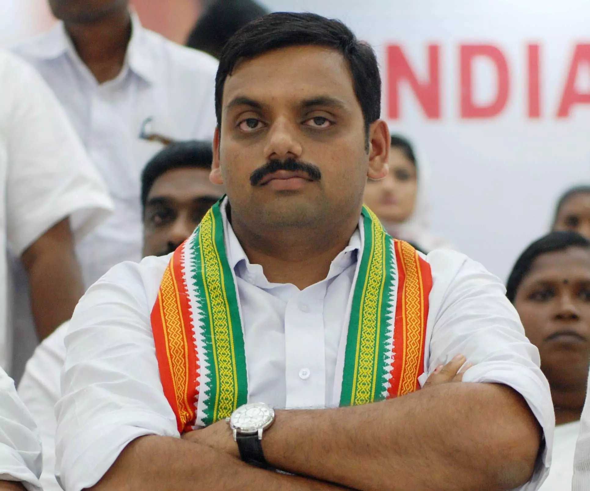 ഡീന് കുര്യാക്കോസിന്റെ പ്രചരണ ബോര്ഡില് റീത്ത് ഡീന് കുര്യാക്കോസിന്റെ പ്രചരണ ബോര്ഡില് റീത്ത്