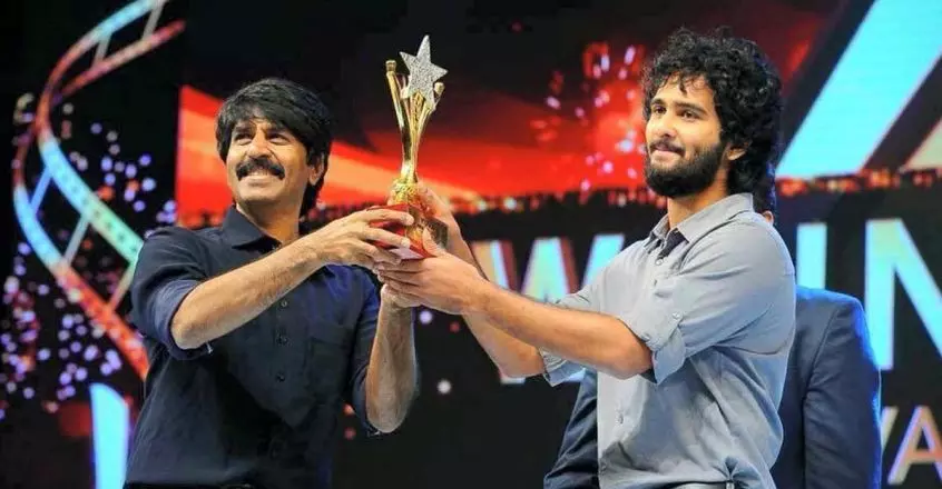 അന്ന് വാപ്പച്ചി ഒരു വാക്ക് പോലും സംസാരിക്കാൻ പറ്റാതെ വേദിയില് നിന്നിറങ്ങി: അബിയുടെ ഓര്മദിനത്തില് ഷെയ്ന് അന്ന് വാപ്പച്ചി ഒരു വാക്ക് പോലും സംസാരിക്കാൻ പറ്റാതെ വേദിയില് നിന്നിറങ്ങി: അബിയുടെ ഓര്മദിനത്തില് ഷെയ്ന്