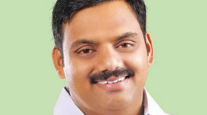 ഡീനും വാസവനും ശോഭാ സുരേന്ദ്രനും പത്രിക സമര്പ്പിച്ചു ഡീനും വാസവനും ശോഭാ സുരേന്ദ്രനും പത്രിക സമര്പ്പിച്ചു