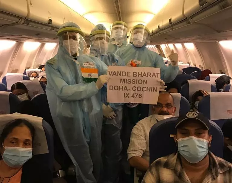 ആശ്വാസത്തിന്റെ ആദ്യ വിമാനം ദോഹയില് നിന്ന് കൊച്ചിയിലേക്ക്, യാത്രയായത് 176 പേര് ആശ്വാസത്തിന്റെ ആദ്യ വിമാനം ദോഹയില് നിന്ന് കൊച്ചിയിലേക്ക്, യാത്രയായത് 176 പേര്