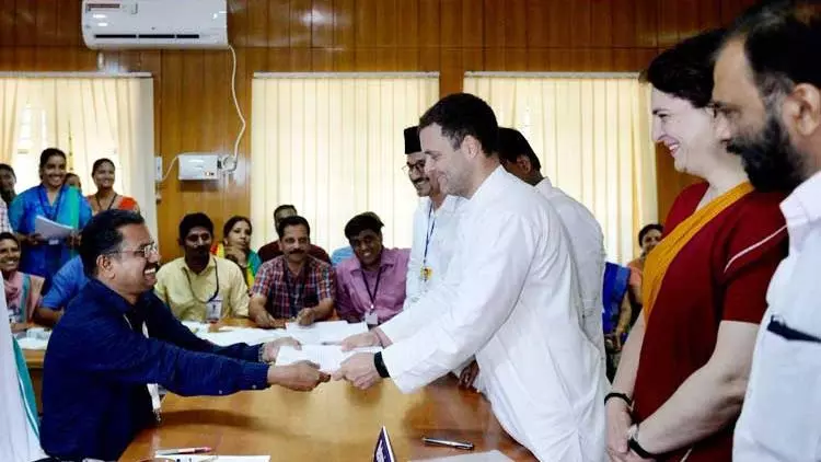 രാഹുല് ഗാന്ധി വയനാട്ടിലെത്തി പത്രിക സമര്പ്പിച്ചു രാഹുല് ഗാന്ധി വയനാട്ടിലെത്തി പത്രിക സമര്പ്പിച്ചു