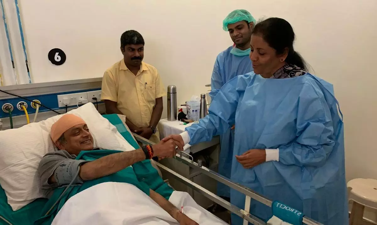 തലയ്ക്കു പരിക്കേറ്റ തരൂരിനെ കാണാന് നിര്മല സീതാരാമന് എത്തിയപ്പോള് തലയ്ക്കു പരിക്കേറ്റ തരൂരിനെ കാണാന് നിര്മല സീതാരാമന് എത്തിയപ്പോള്