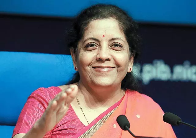 കുമ്മനത്തിന് വോട്ട് തേടി നിര്മല സീതാരാമന്റെ റോഡ് ഷോ കുമ്മനത്തിന് വോട്ട് തേടി നിര്മല സീതാരാമന്റെ റോഡ് ഷോ