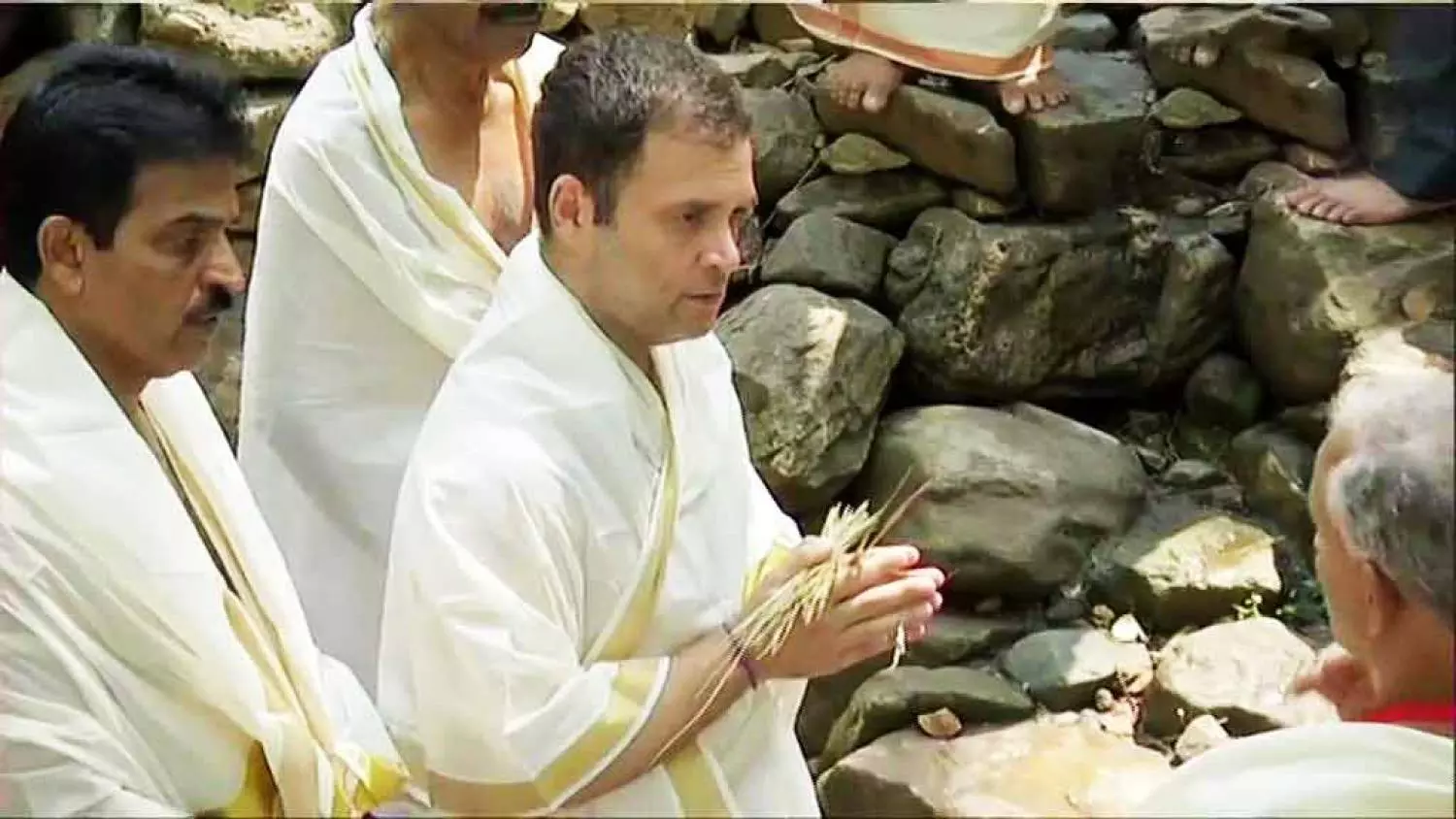 രാഹുലിന്റെ തിരുനെല്ലിയിലെ ബലിതര്പ്പണം പിതൃക്കള്ക്കും രക്തസാക്ഷികള്ക്കും വേണ്ടി രാഹുലിന്റെ തിരുനെല്ലിയിലെ ബലിതര്പ്പണം പിതൃക്കള്ക്കും രക്തസാക്ഷികള്ക്കും വേണ്ടി