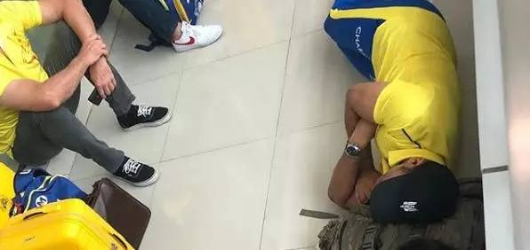 ലഗേജ് തലയിണയാക്കി തറയില് കിടന്നുറങ്ങി ധോണി ലഗേജ് തലയിണയാക്കി തറയില് കിടന്നുറങ്ങി ധോണി